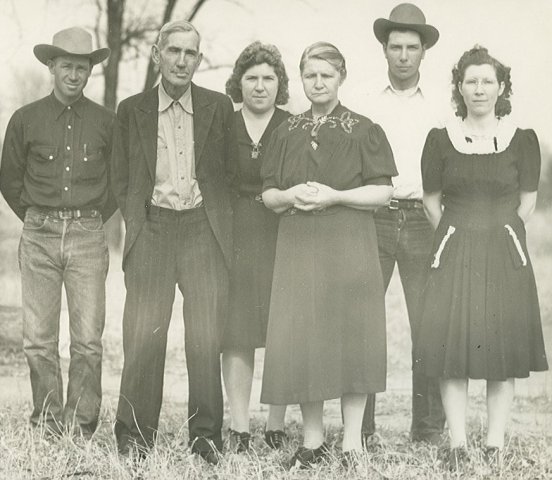 Family of Hal and Belle (Connor) Garten, Barber County, Kansas.

Left to right: Harvey Garten, Hal Garten, Edna (Garten Smith), Belle (Connor) Garten, Billie H. Garten and Elma (Garten) Bragg.

Photo courtesy of Bonnie (Garten) Shaffer.

CLICK HERE TO VIEW LARGER IMAGE.