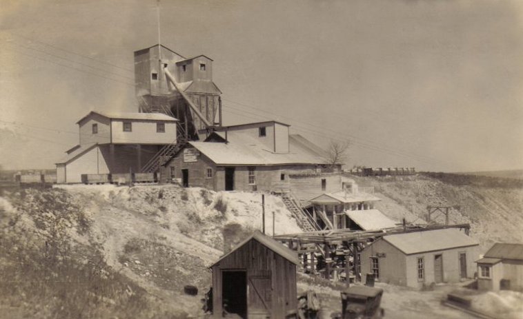 Best Bros. Keene Cement Quarries buildings near Sun City, Barber County, Kansas.

Photo from the collection of Beth (Larkin) Davis.