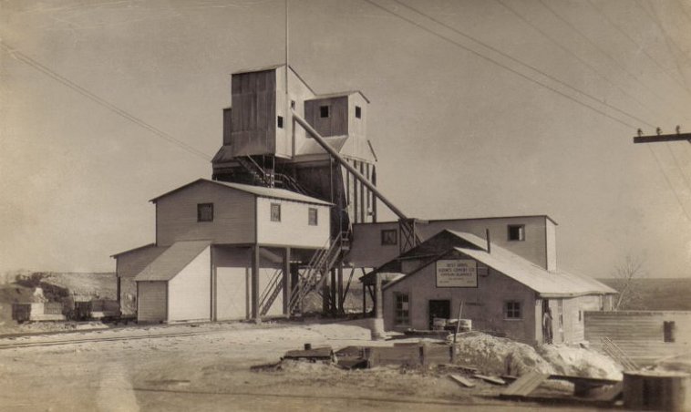 Best Bros. Keene Cement Quarries buildings near Sun City, Barber County, Kansas.

Photo from the collection of Beth (Larkin) Davis.