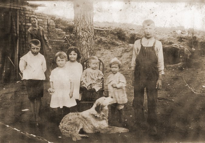 My great-great grandmother (Bonnie Pearl Wells) is the adult in the photo.  My great grandmother (Cora) is one of the girls in the front.

Photo and comments courtesy of Kim Fowles.