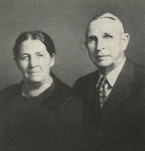 William Romulas and Mary Ashanna (Messenger) Cobb of Kiowa County, Kansas, circa 1928. 

Photo courtesy of Nancy Smith.