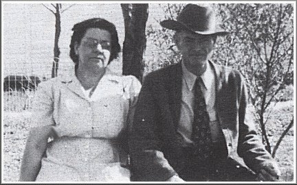 Helen Anna (Roehr) King and Nera Don King.

Comanche County, Kansas.