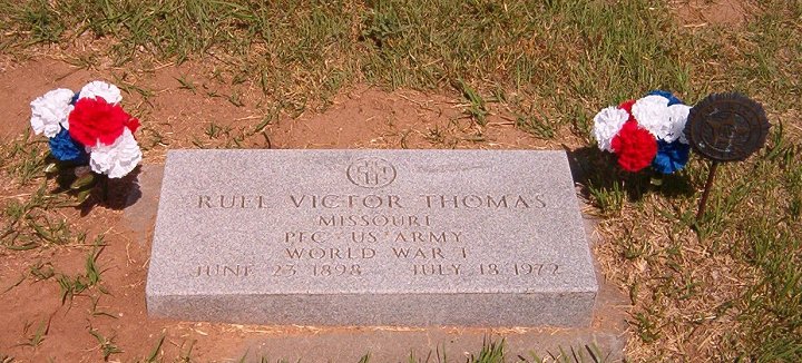 Gravestone for Ruel Victor Thomas,

Protection Cemetery, Comanche County, Kansas.

Photo by Bobbi (Hackney) Huck.