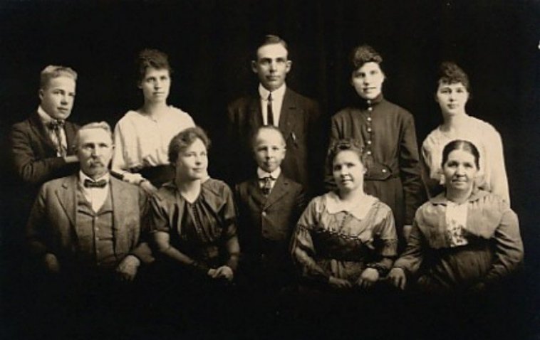 The Cobb Family of Kiowa County, Kansas, circa 1910.
 
Back row, from left: Verne, Edith, Wilna, Helen & Rowene.

Front row, from left: William R., Ethel, John, Maude &  Mary Ashanna.
  
Photo courtesy of Nancy Smith.