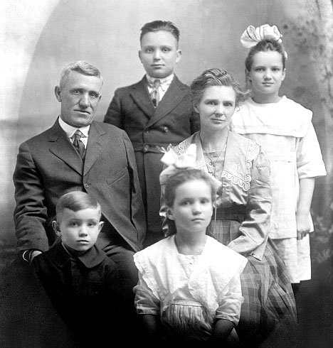 Philo & Lula Agnes (Metzker) Gregg and four of their children.

Photo courtesy of Martin Sizemore.