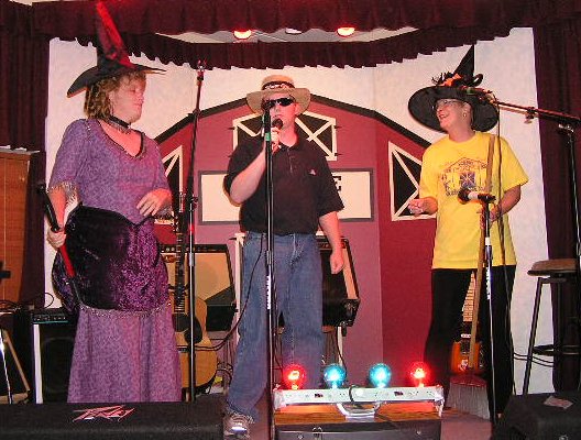 Vanita Blundell, Chris
Metzger & Linda Crowe. Chris is singing 'Mustang Sally' at the Wilmore Opry.