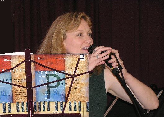 Sheryl White performs at the Wilmore Opry, 6 Aug 2005.